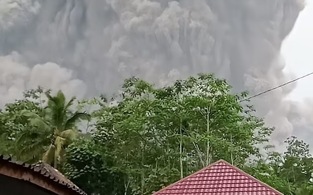 Núi lửa Indonesia phun trào khiến 13 người thiệt mạng, hàng chục người bị bỏng nặng